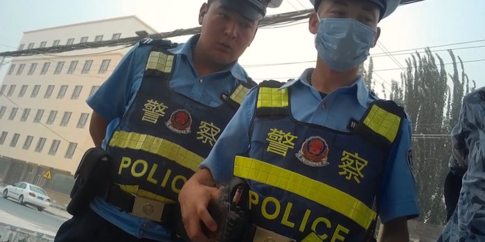 Erschütternde Undercover-Doku aus China zeigt, dass niemand dem paranoiden Polizeistaat entkommen kann
