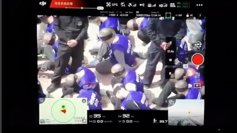 Mit Fesseln und Augenbinden: Video von Uiguren in China zeigt erschreckende Bilder